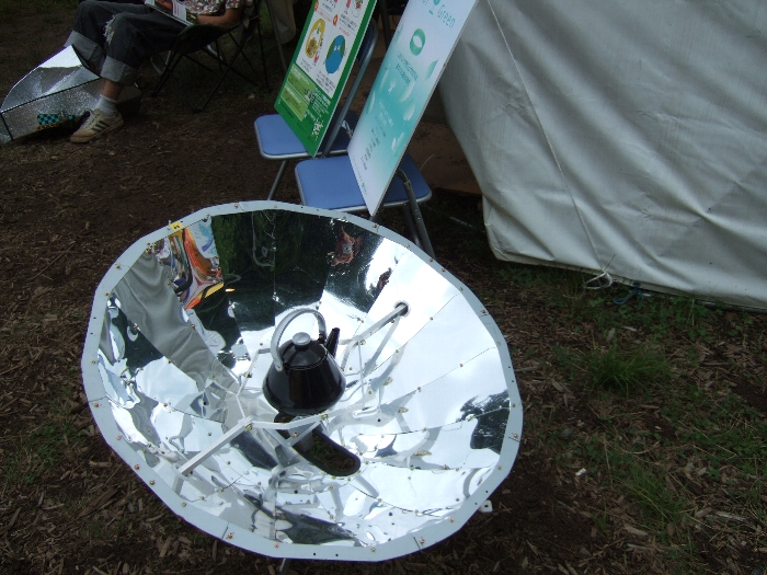 ドームの入り口にある集熱器。やかんが置いてありますが、本当に湯を沸かしているのか、飾りなのか分かりません。
