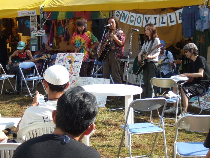 NGOビレッジで演奏するSAVE THE下北沢の人。