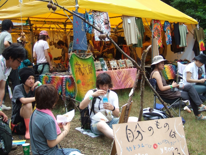 一概には言えませんが、「オーガニック」とは自然で素朴なものであって、工業製品のイメージがあってはいけないようです。