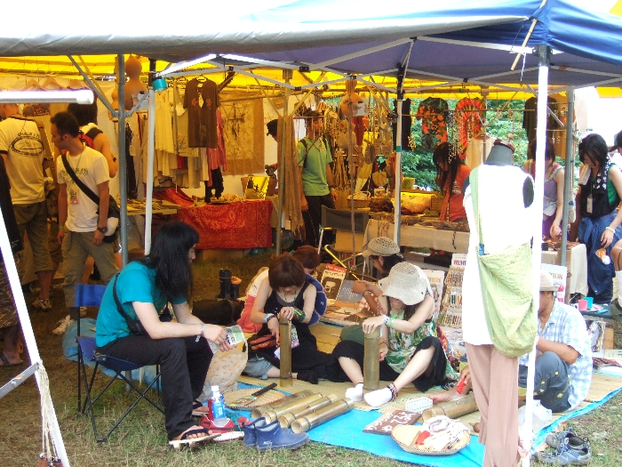 竹ドラムを作る人たち。