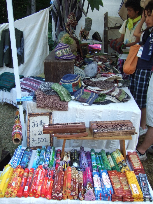 お香を販売。近辺でお香の香りがします。