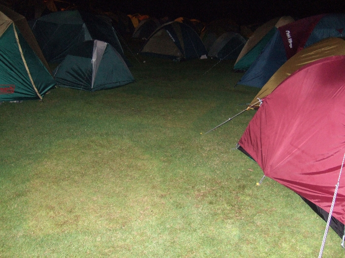 3日目午後になると、テントを撤収して荷物だけを宅配便で送ってしまう人がいるため、2日目よりは場所が空いています。