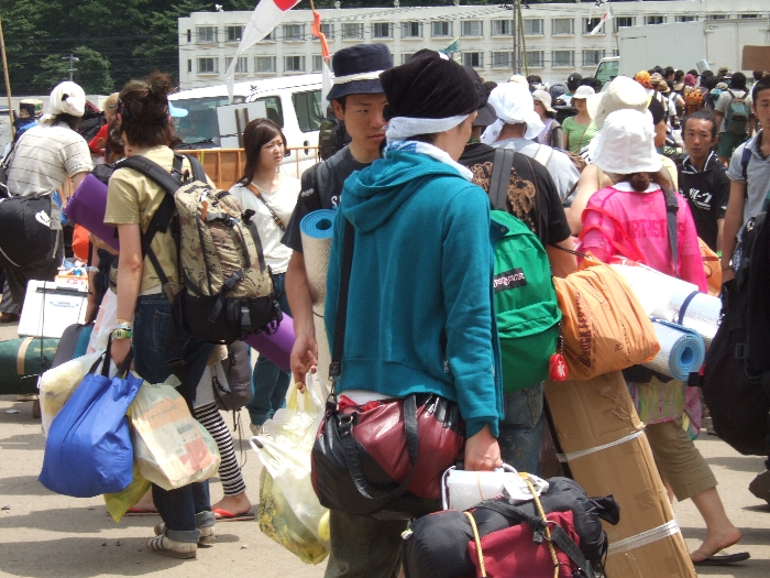 大量の荷物を持ってキャンプサイトから降りてきた人たち。 