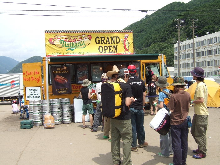 場外ショップエリアの店はほとんどが撤収日にも営業しています。