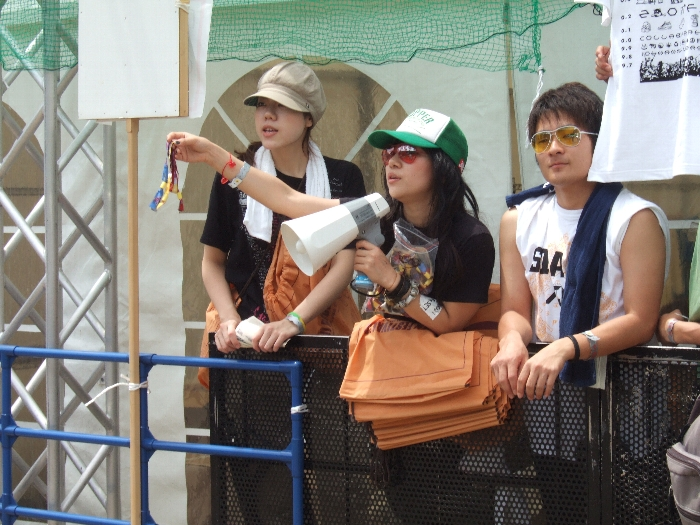 1日券用のリストバンド3日分を1セットにして売っている人。フジロックフェスティバル限定のサングラスも売り物。