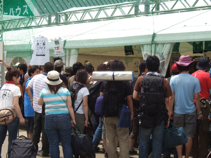 公式グッズ売り場。午前11時半すぎ。