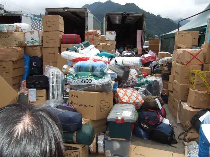 受付を終えて積み上げられた荷物の山。