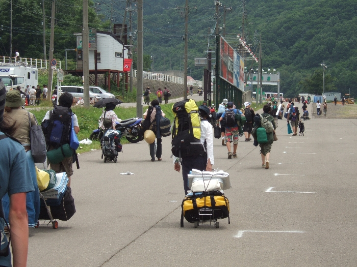 シャトルバス乗り場へ向かう人たち。