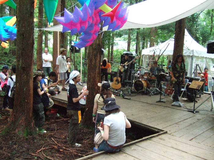 ステージの機材も昨年に比べて本格的になりました。