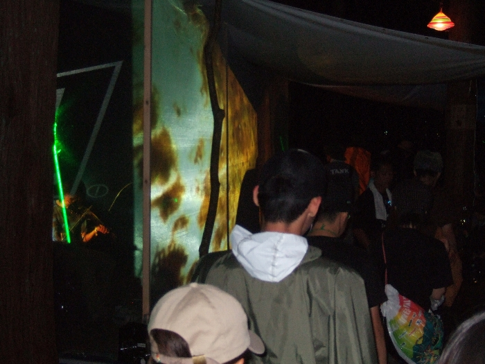 木道亭。ライブというよりは音楽付きアート・パフォーマンス。