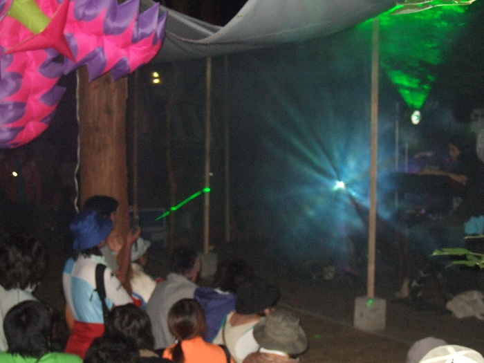 キーボード奏者らしき姿も見えます。