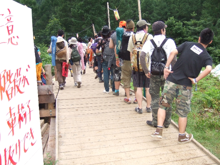 ホワイト・ステージからグリーン・ステージ方面へ行くボードウォーク。右側に並んでいるのは男性用トイレの列。ホワイト・ステージはトイレが男性用と女性用で場所が別れていますが、女性が男性用を利用しても特に問題はなく、実際に利用している人もいます。 