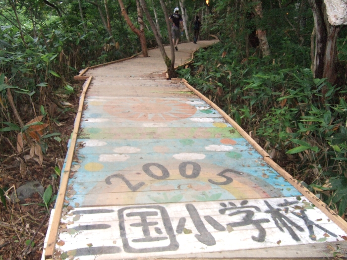 板に書かれた絵。上の写真で、ちょうど歩いている場所です。