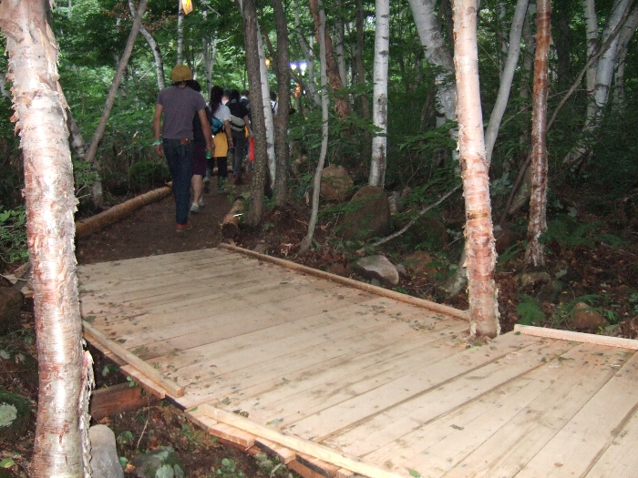 途中で板が途切れ、土の上を歩くことになります。