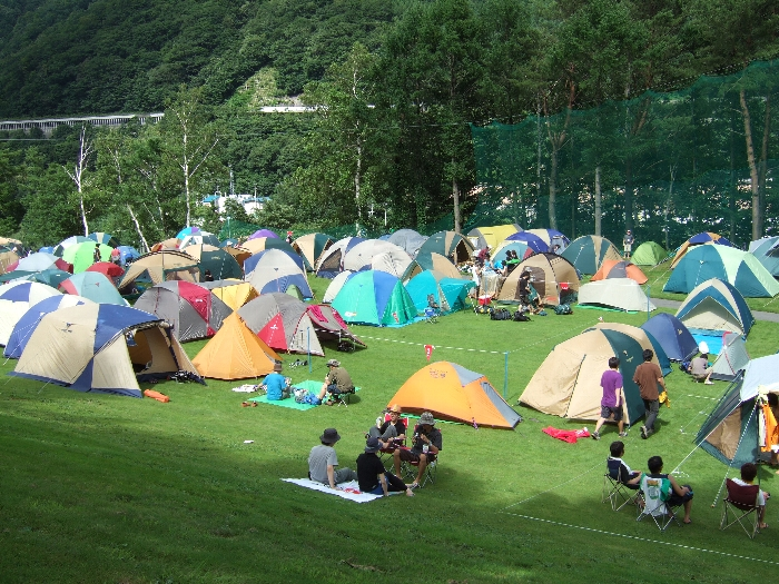 1人用のテントそれほど場所をとらないので、午後3時くらいまでなら比較的近いところに設営できます。