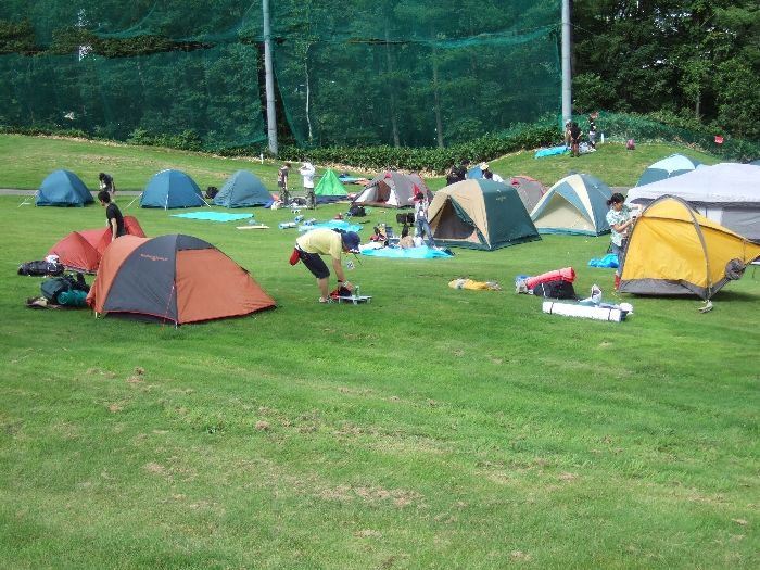 入り口からの距離を妥協すれば、平らな場所は確保しやすい。午後2時40分ごろ。