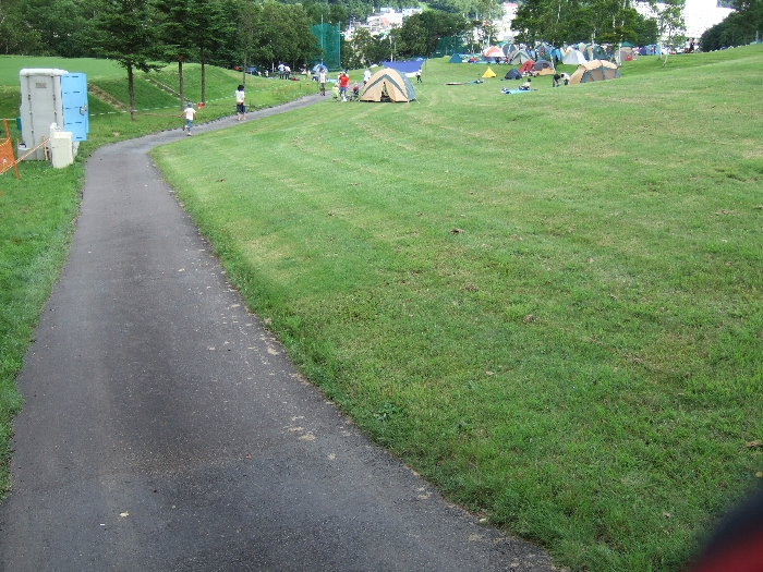 Dサイトにあるトイレと洗面所。手前はやや斜面になっています。かつてはここにもキャンプよろず相談所がありました。