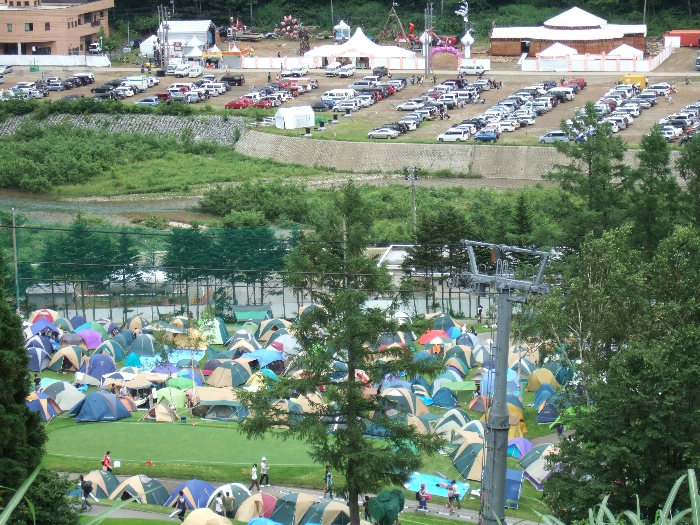 下に見える人の大きさを考えると、歩いて数分というような距離ではないことが分かります。