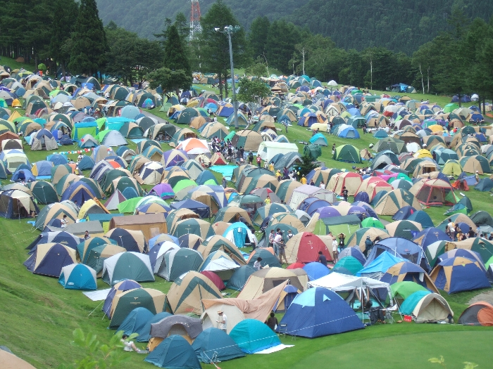 Eサイトからレディース・サイトに下りる途中で見えるテント群。