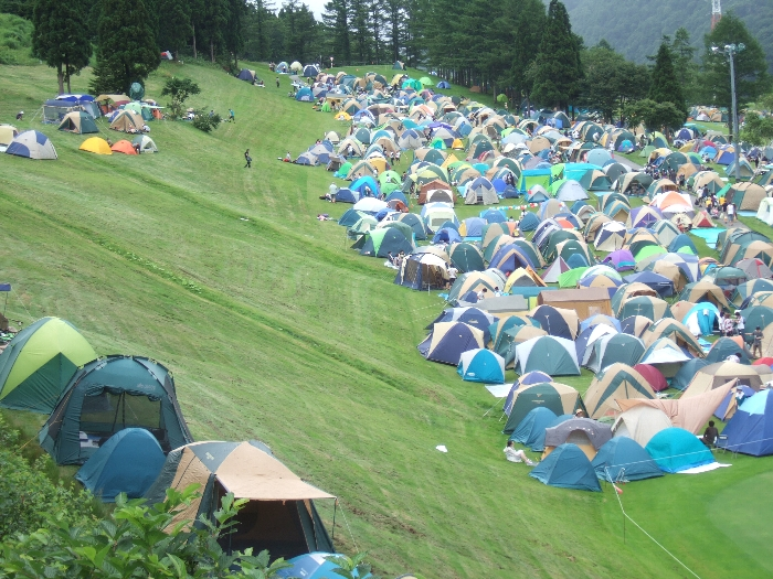 相当な斜面でもテントを設営する人は毎年いますが、わずかな傾斜でも夜はかなり寝づらいので、可能な限り平坦な場所を探した方がいいでしょう。