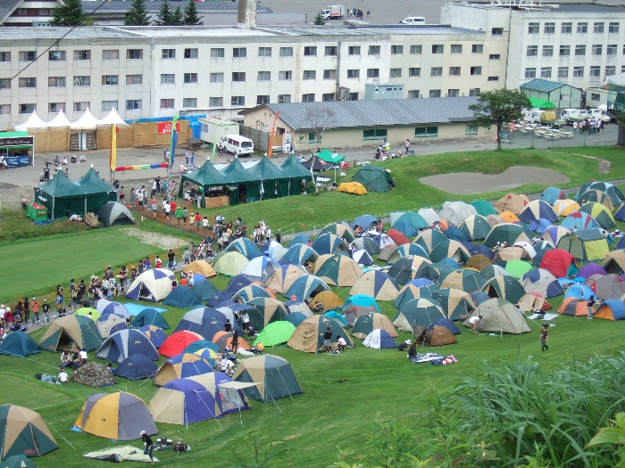 大多数の人はキャンプサイトの入り口から右に曲がり、A～Dサイトを目指しますが、左に曲がればEサイトに行けます。ただし、相当の登り坂を経由します。