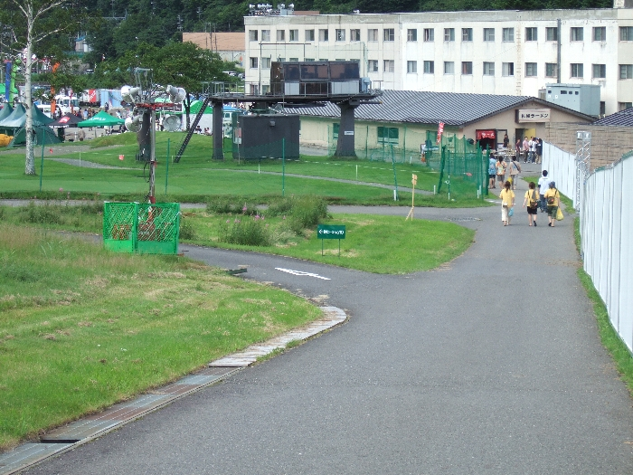 苗場プリンス・ホテル関係者、宿泊者はこの道を通って会場に行きます。