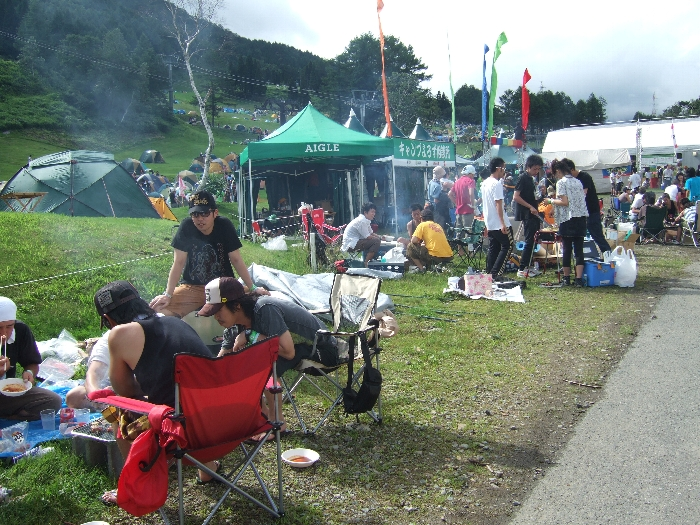 キャンプサイトの左はずっとバーベキューエリア。