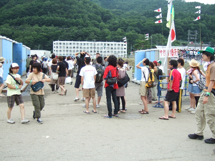 トイレと洗面所。朝は長蛇の列。