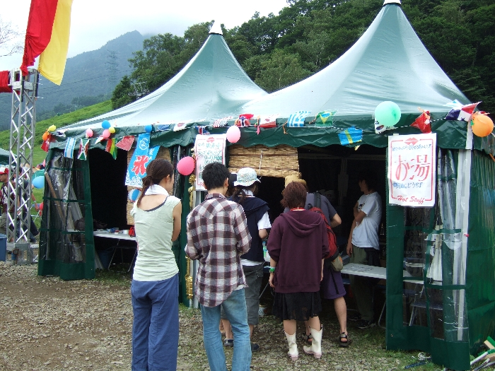 入り口の右側。主催者もしくは請け負いの警備会社テント。シャンプーや歯ブラシは販売、湯は無料。カップラーメン等はスキーハウスで売っています。スキーハウスの中にも湯はあります。