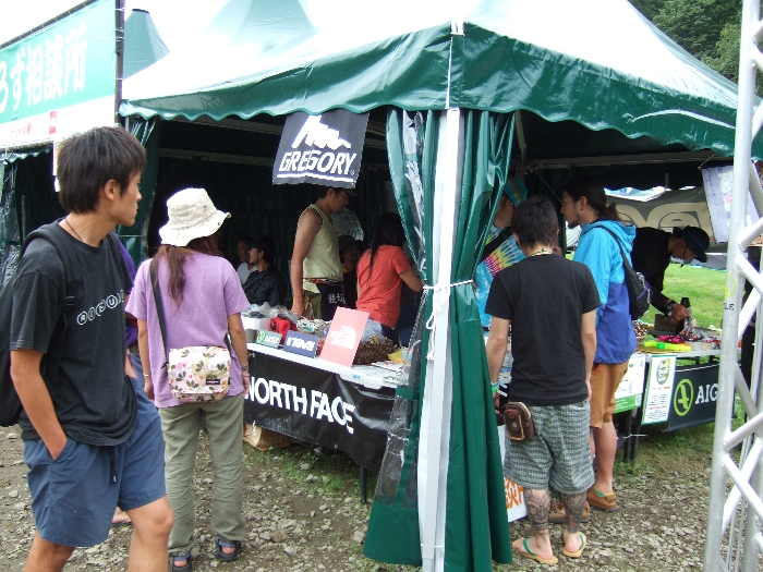 テントのペグやひもが売られています。通常、テントを買えばペグも必要本数がついてきますが、折れたり曲がったりしやすい簡易なつくりなので、設営中に使えなくなることはよくあります。