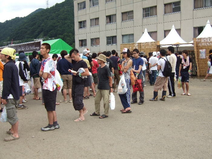 シャワーに並ぶ列。洗面所同様、水ではなく冷水です。 