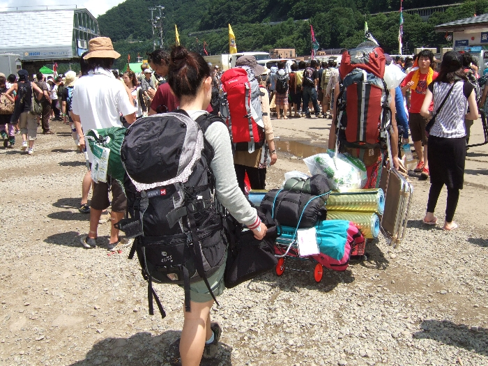 前夜祭と最終日翌日は大量の荷物を抱えた人であふれます。
