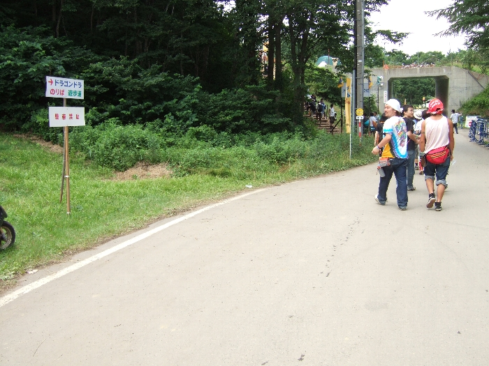 舗装された道を歩き、途中から階段を上ります。左へ曲がる階段が奥に見えます。