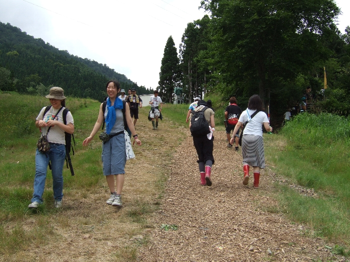 右側はこれから乗る人、左側は降りてきた人。