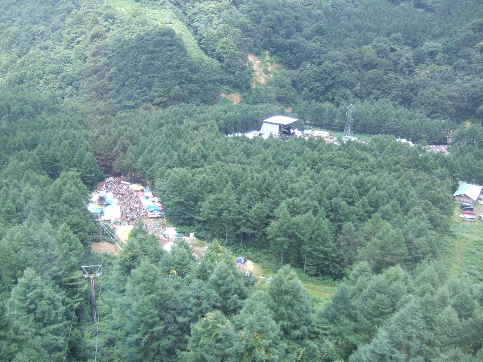 ホワイト・ステージとアバロン・フィールドのNGOビレッジ。