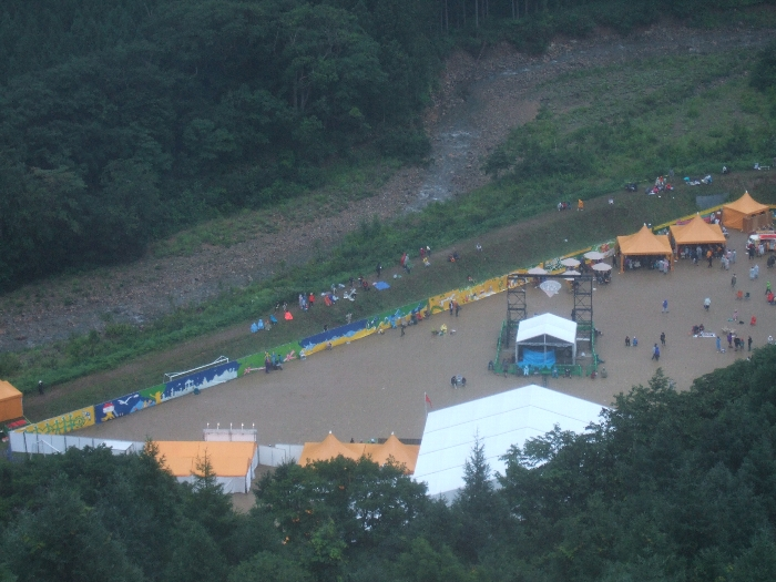 オレンジ・コート。雨が降っているので右にあるオレンジ色のテントに雨宿りしています。