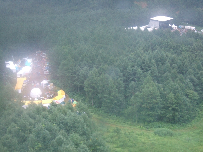 アバロン・フィールドのNGOビレッジとホワイト・ステージ。NGOビレッジの真ん中にあるのがドームテント、その周りを囲んでいる黄色い屋根がNGOのブース。