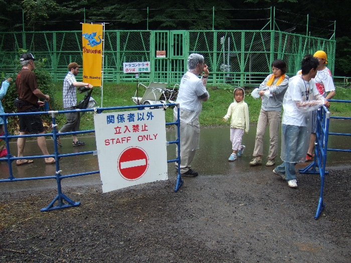 ドラゴンドラを降りるとリストバンド・チェックがあります。 