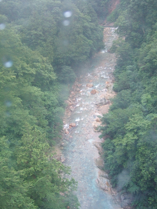 ここから帰りの写真。雨に濡れた清津川。浅貝川ではありません。オアシスエリアやところ天国を流れる浅貝川は清津川と合流し、さらに信濃川に合流して日本海へ流れます。 