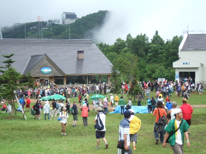 ドラゴンドラ頂上。右側がドラゴンドラの乗り場、左はレストラン。