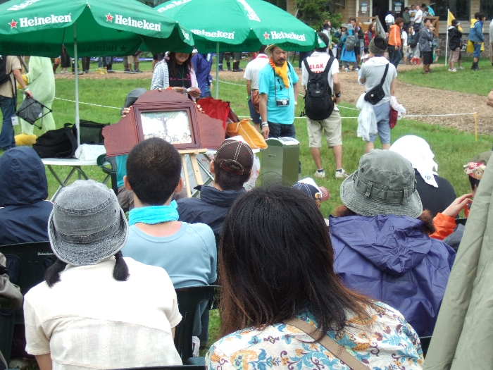 メーン・イベントのひとつである紙芝居。