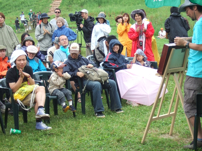テレビカメラも紙芝居を撮影します。