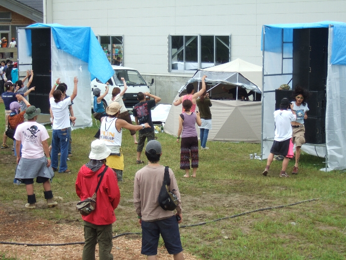 ドーム型テントの中にDJがいます。