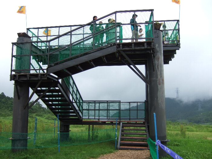 クラブ・ミュージックが流れているところにある高台。