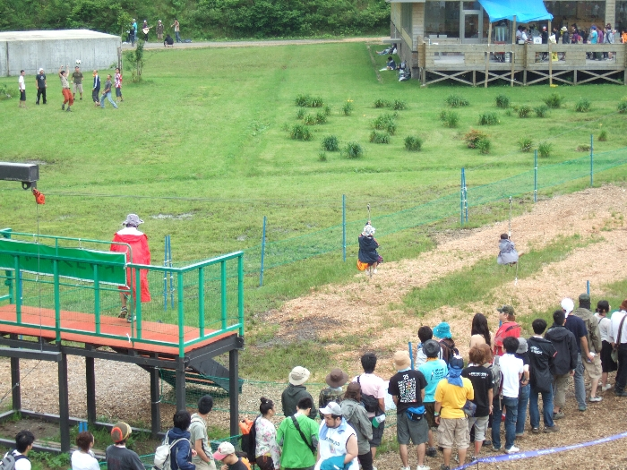 ドラゴンターザンの奥、レストランの裏で遊ぶ人たち。