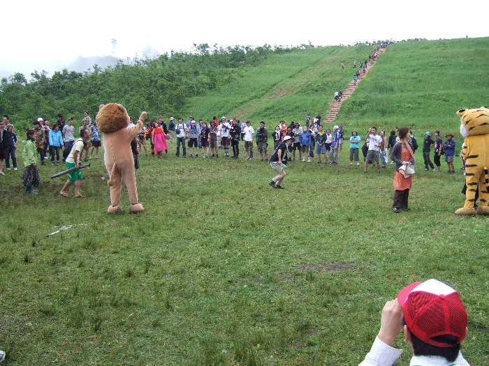 なわとびをする人たち。