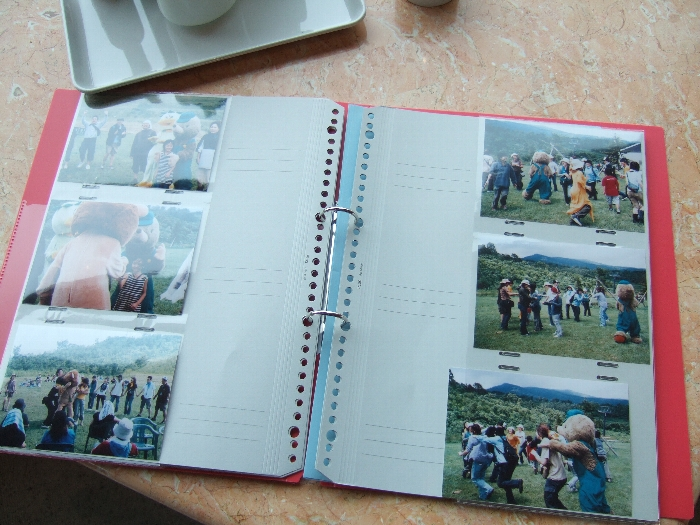 アルバムの中。ペンもついているので、余白に書き込みができるということでしょう。