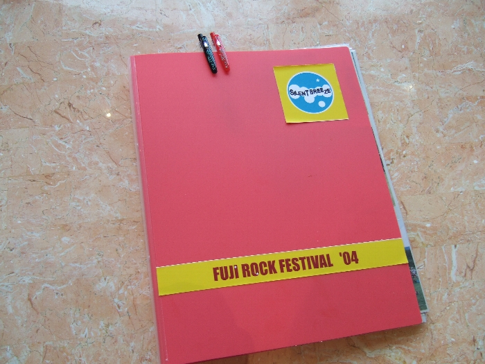 レストランに置いてあるアルバム。05年版もあります。