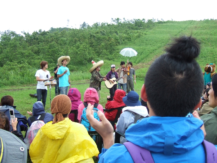 アコースティック・ギターやパーカッションでライブを行うゴーイング・アンダーグラウンドのメンバー。