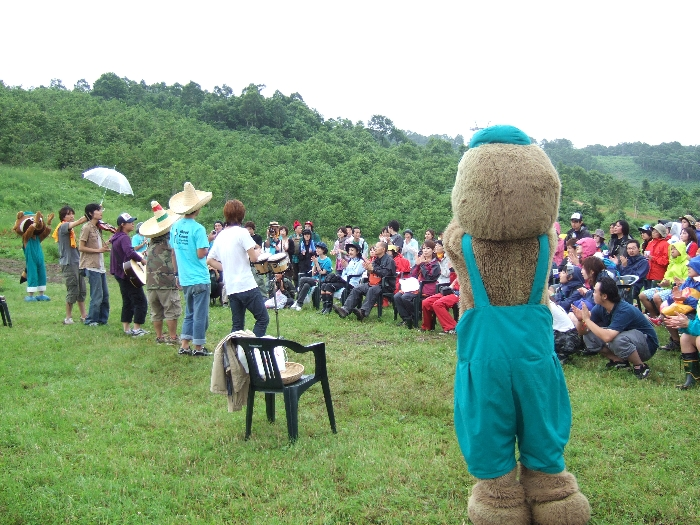 ステージもスピーカーもマイクもありません。